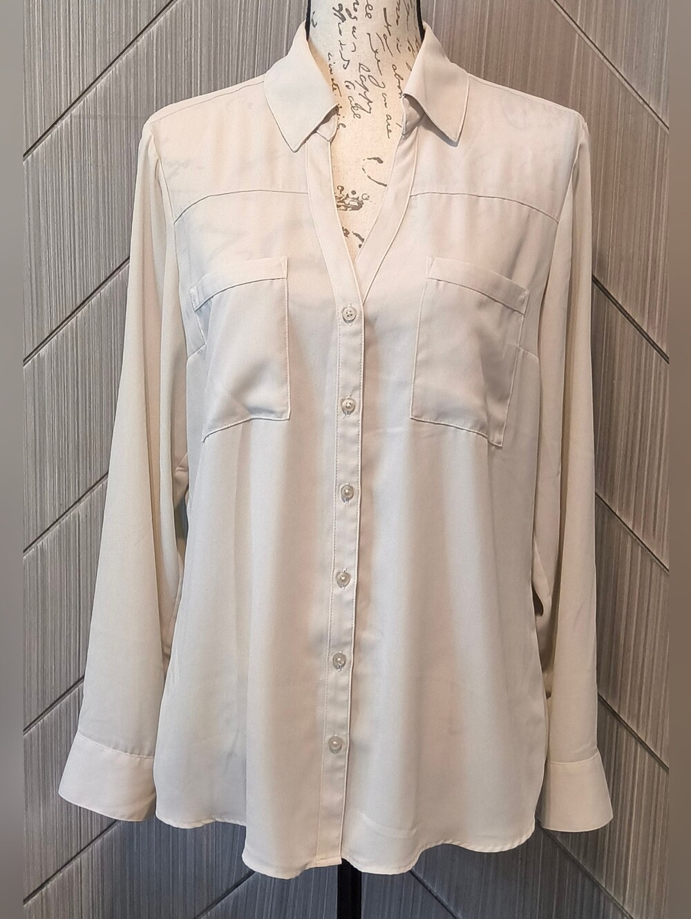 Express Women’s L Ivory Button Front Blouse Dual Pocket Long Sleeve Quiet Luxury